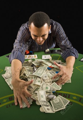 扑克牌赢钱的兴奋男人高清大图图片