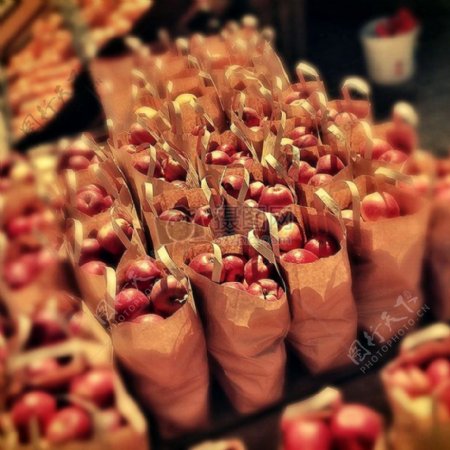 水果市场里装袋出售的成熟苹果