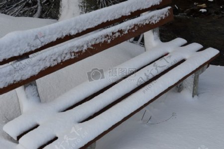 雪地里的凉椅