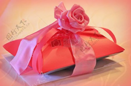 礼品包装上的小红花
