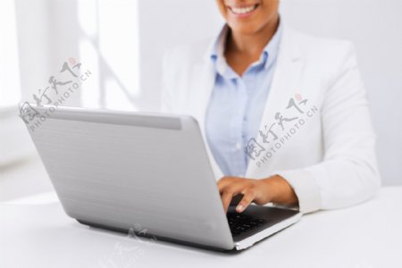 操作笔记本电脑的白领女士图片