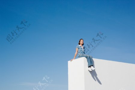 坐在高处的外国女人图片