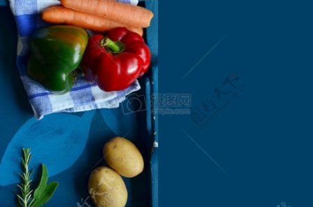 蓝色桌面上的蔬菜
