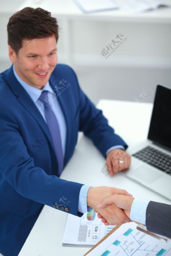 握手的商务男人图片