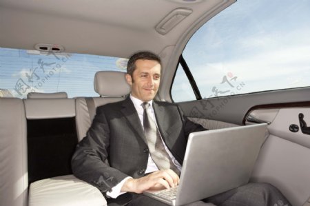 开车上网的商务男人图片