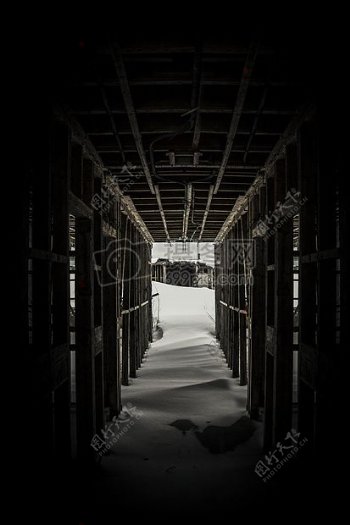 木材冬季隧道户外走廊木制走廊木隧道