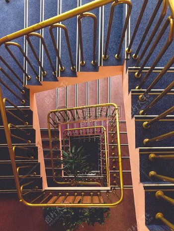 黄金栏杆和蓝色和棕色楼梯的空中摄影
