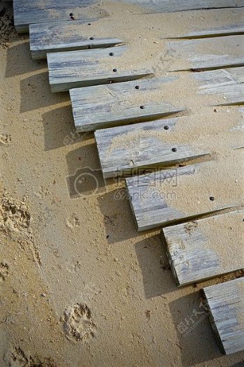沙滩上的木板