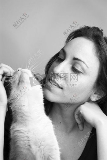 女人和猫的灰度照片