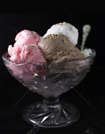 草莓巧克力冰淇淋