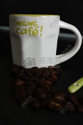 特写咖啡豆和咖啡杯