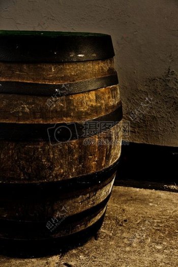 地窖里的棕色酒桶