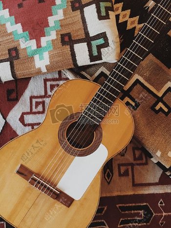 米色和黑色木吉他上白色红色和布朗纺织
