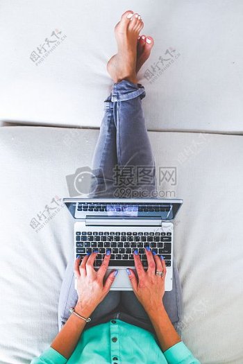 女子趴并输入笔记本电脑