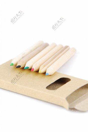 彩色铅笔和白色的铅笔盒