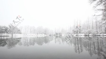 湖面雪景