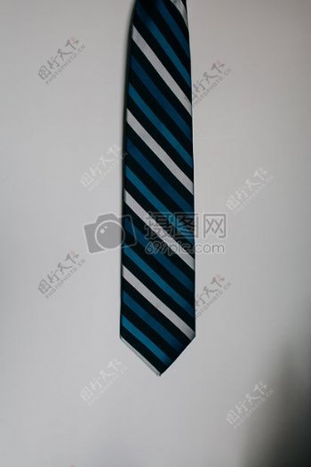 蓝黑色和白色领带