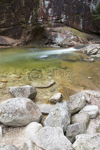 自然岩石溪流河流石头