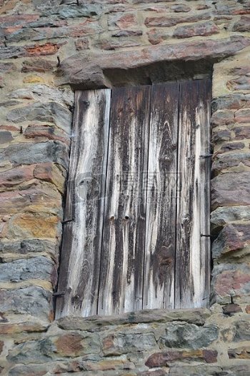 砖墙里的木质门