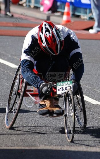 轮椅残疾男子车手