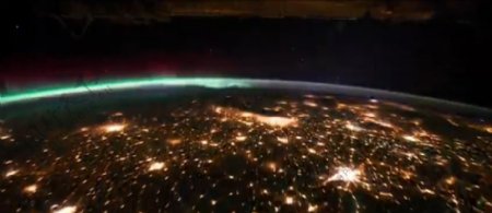 太空俯瞰地球边缘北极光云层上的地球城市的星星灯火高清实拍