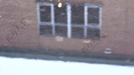 建筑窗户积雪视频