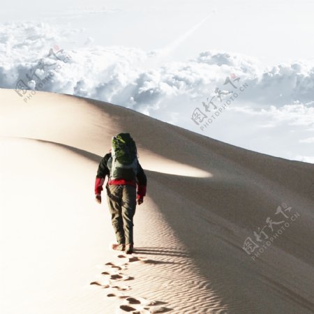沙漠背包客脚印白云素材