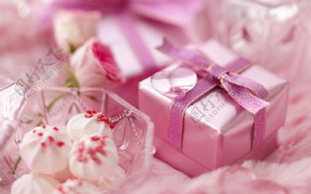 浪漫粉色礼品盒图片