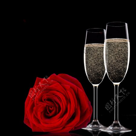 红玫瑰花和香槟酒图片