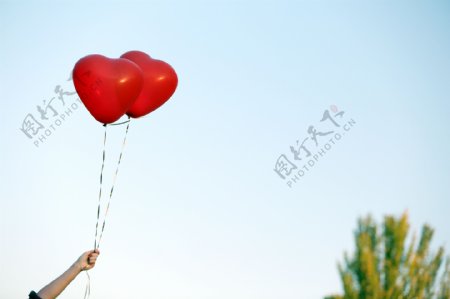 唯美红色心形气球图片