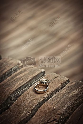 木板上的情侣戒指