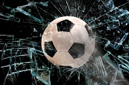 击碎玻璃的足球图片