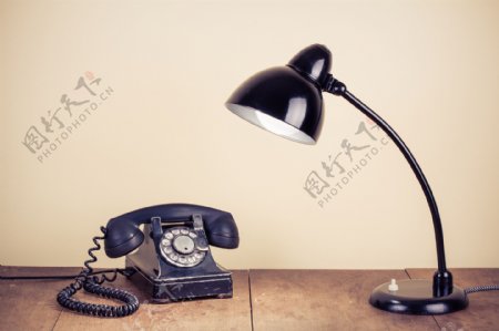 复古电话与台灯图片