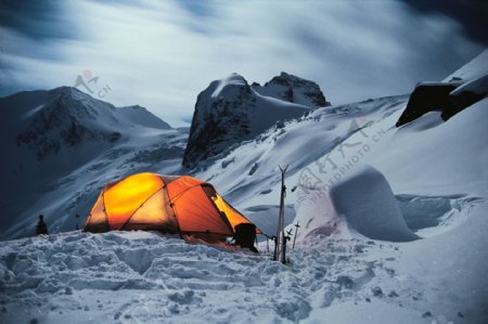 雪山上的帐篷摄影图片