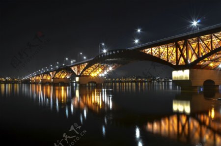 桥梁上的灯光图片
