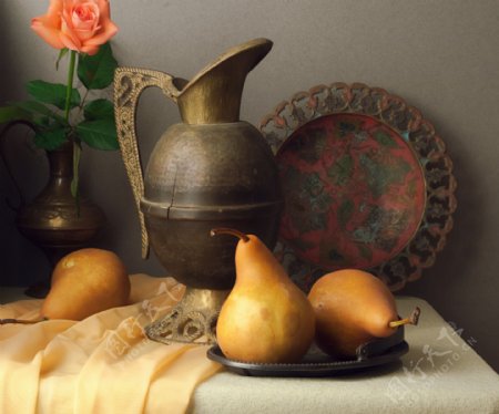 桌上的古典水壶和梨图片