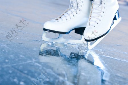 溜冰鞋上的冰刀图片