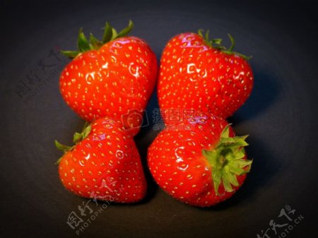 黑色背景下的草莓