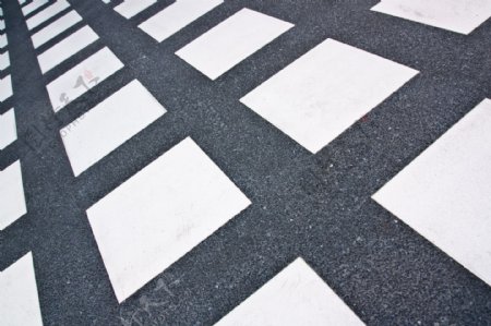 马路上的白色方块图片