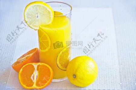 水杯里的柠檬汁