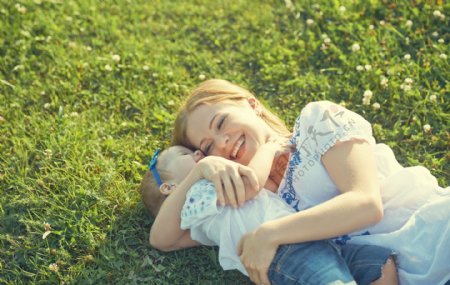 躺在草地上的宝宝与妈妈图片