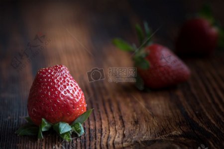 摆放在桌上的草莓