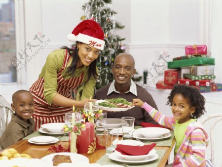 圣诞节聚餐的外国家庭图片
