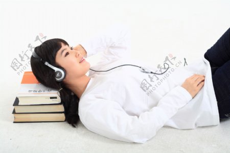 枕着书本听音乐的韩国美女图片