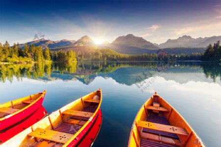 湖面上的木船风景图片