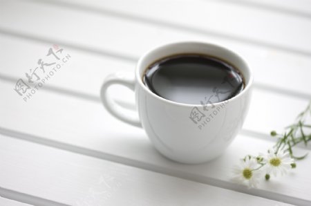 咖啡杯与小花图片