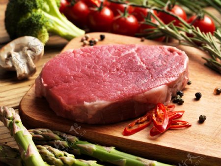 菜板上的肉与蔬菜图片