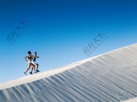 沙漠中奔跑的情侣图片
