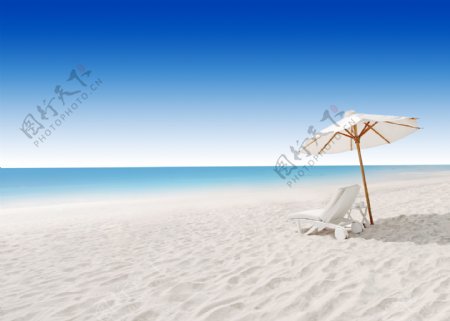 沙滩上的休闲椅和遮阳伞图片