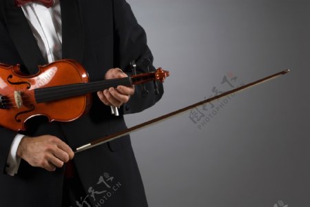 抱着小提琴的男性艺术家图片